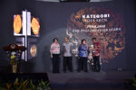 Bupati PPU Hamdam menerima Piala Adipura yang diserahkan oleh Menteri KLHK Siti Nurbaya, di Jakarta Senin (27/2/2023).