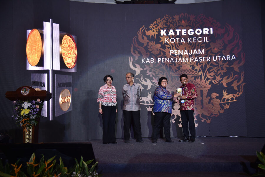 Bupati PPU Hamdam menerima Piala Adipura yang diserahkan oleh Menteri KLHK Siti Nurbaya, di Jakarta Senin (27/2/2023).