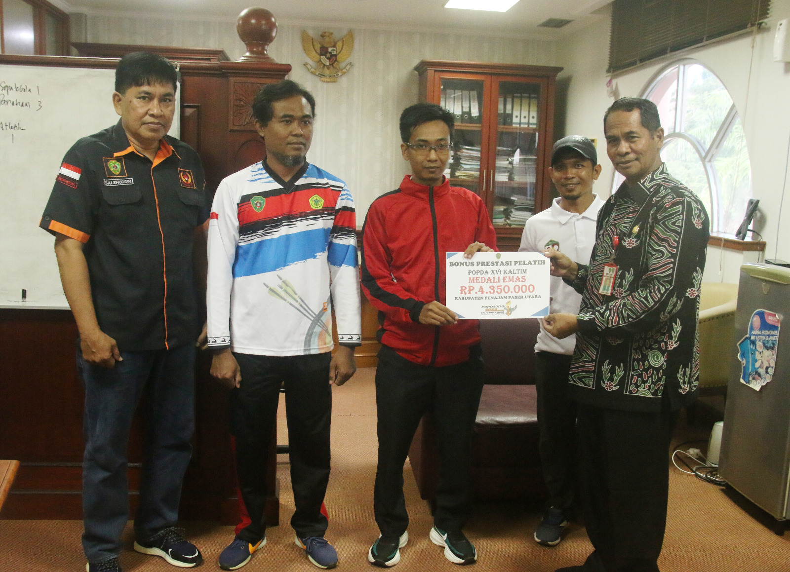 Pemkab PPU Cairkan Bonus Atlit Berprestasi POPDA Tahun 2022