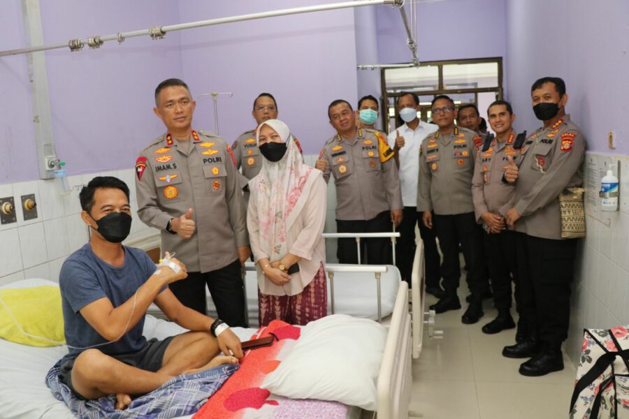 Beri Perhatian, Kapolda Kaltim Jenguk Anggota di Rumah Sakit