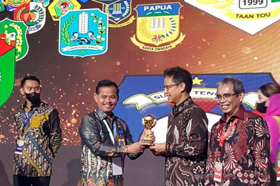 Sekda PPU Tohar terima penghargaan Universal Health Coverage (UHC) Award tahun 2023.