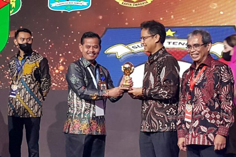 Sekda PPU Tohar terima penghargaan Universal Health Coverage (UHC) Award tahun 2023.