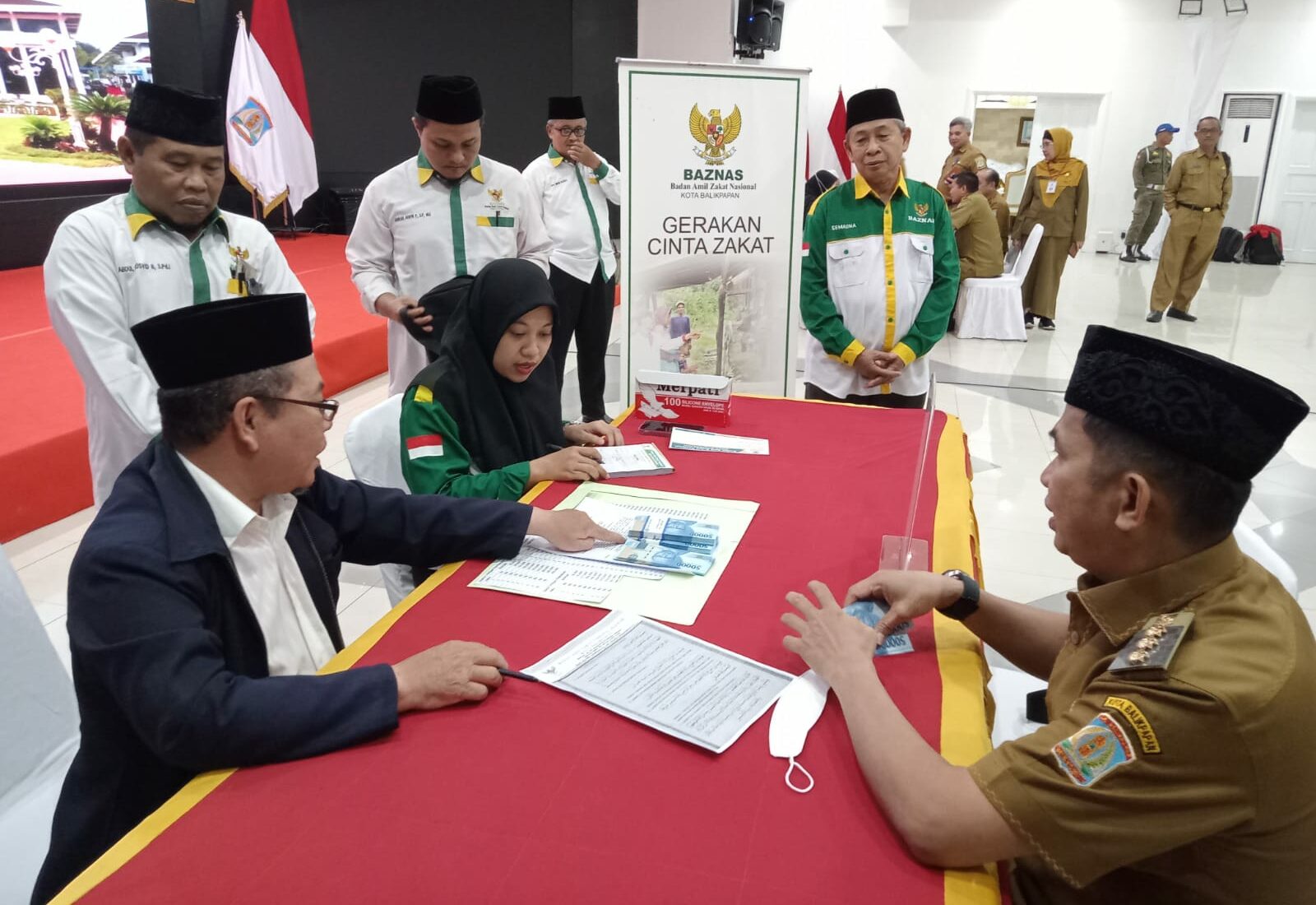 Wali Kota Balikpapan Salurkan Zakat Lewat Baznas