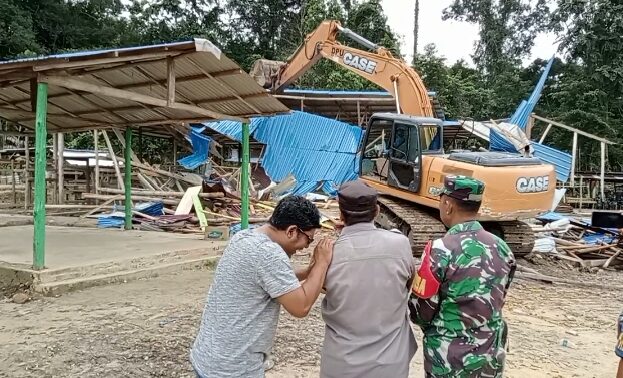 Meresahkan Warga, Pemkot Balikpapan Bongkar Arena Judi Sabung Ayam