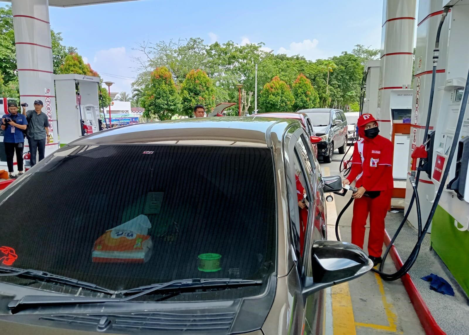 Petugas SPBU Tetap Bekerja Melayani Masyarakat, Saat Hari Raya Idul Fitri