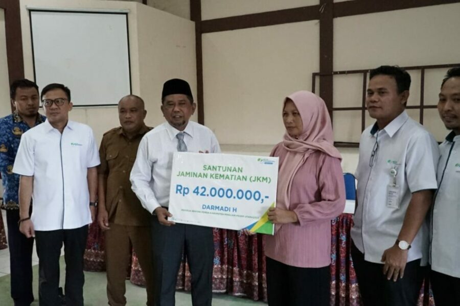 Pemkab PPU Salurkan Bantuan Berupa Jaminan Sosial Ketenagakerjaan Bagi Ratusan Pekerja Rentan