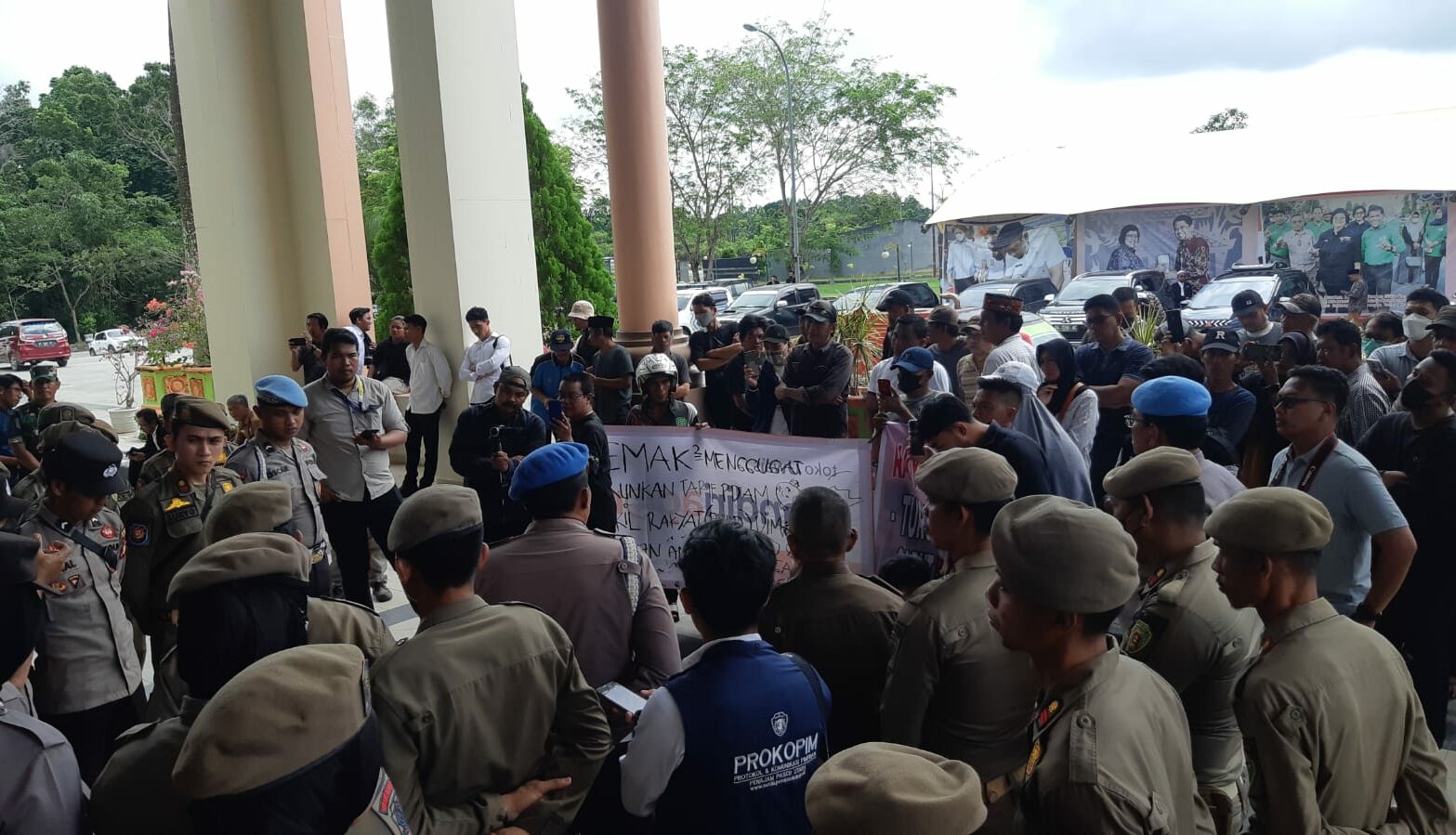 Puluhan Masyarakat Gelar Aksi Demo Kenaikan Tarif PDAM