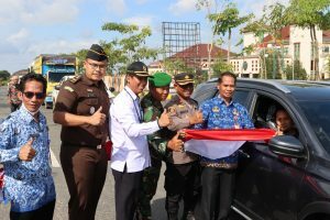 Semarak HUT RI, Pemkab Bagikan Ribuan Bendera Gratis ke Masyarakat