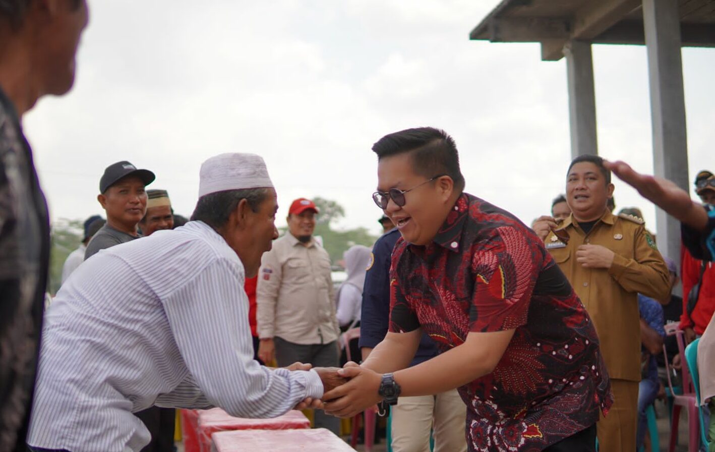 Rendi Solihin Salurkan Bantuan Perikanan ke Masyarakat di Kecamatan Anggana