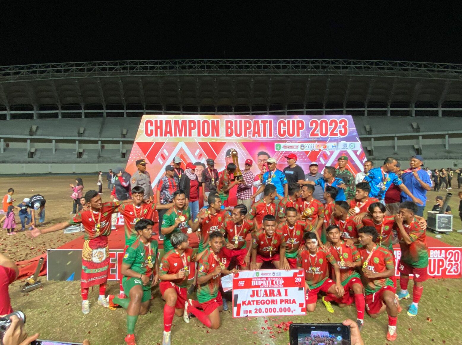 Tundukan Tim Kecamatan Muara Badak di Partai Puncak, Kecamatan Loa Janan Bawa Pulang Trofi Bupati Cup 2023
