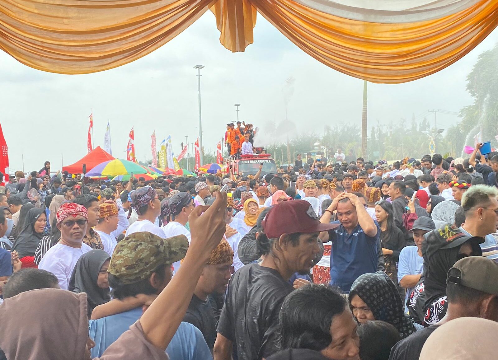 Ribuan Warga Penuhi Area Kesultanan Kutai Kartanegara Ing Martadipura, Ikuti Prosesi Belimbur