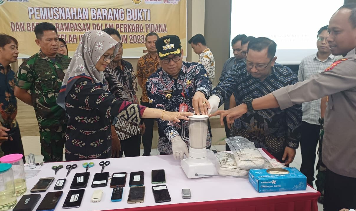 Dari Parang Hingga Sabu-Sabu, Kejari PPU Lakukan Pemusnahan Ratusan Barbuk Tindak Kejahatan