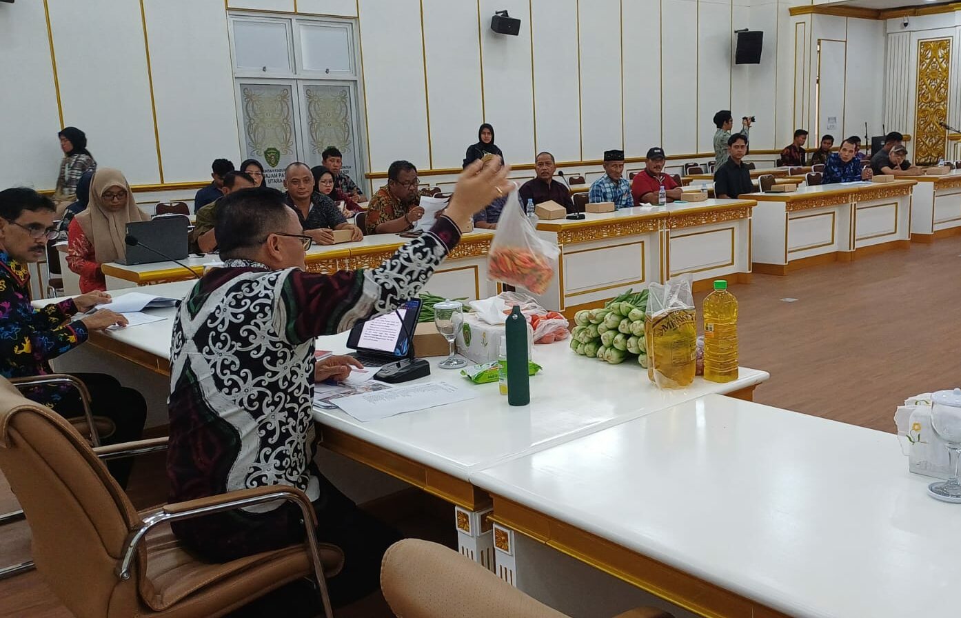 Paparkan Kondisi Pasar, Makmur Marbun Display Sembako Saat Rakor Bersama Inkoppas