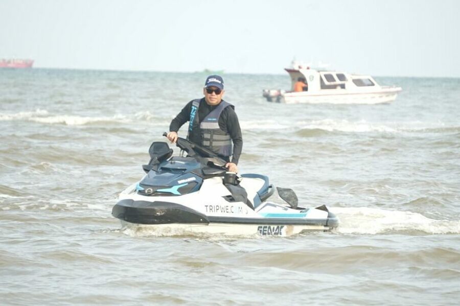 Bermain Jetsky di Pantai Amal, Pj Gubernur Kaltim Sebut Pantai di PPU Sangat Bagus