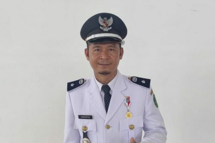 Desa Tanjung Batu Bangun Jalan Desa dan Halte Sungai