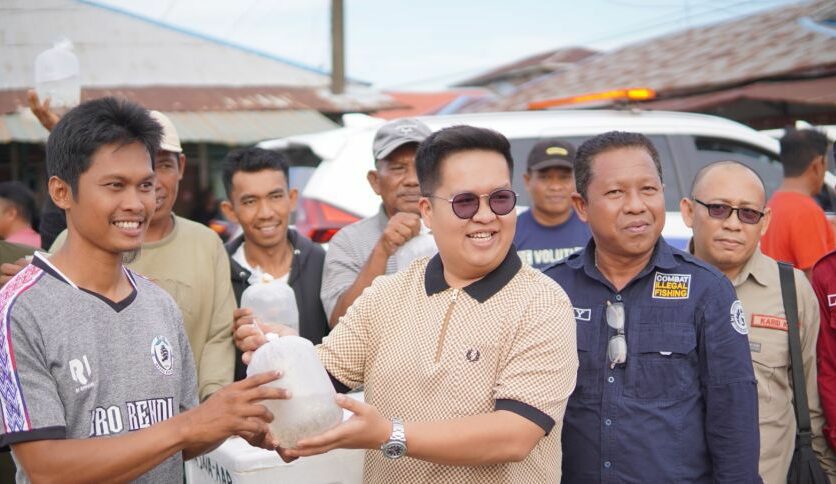 Nelayan Muara Badak Terima 13 Perahu Fiber dan 2 Juta Bibit Udang Windu Dari Wakil Bupati