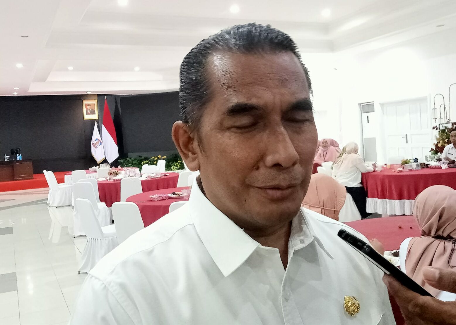 Menjaga Netralisas ASN, ASN Berpose Hanya Mengepalkan Tangan