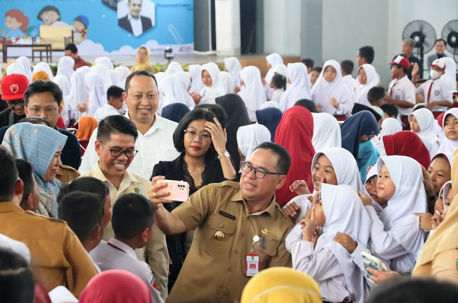 Makmur Marbun Ajak Anak-Anak Sekolah Dasar Berpetualang Literasi