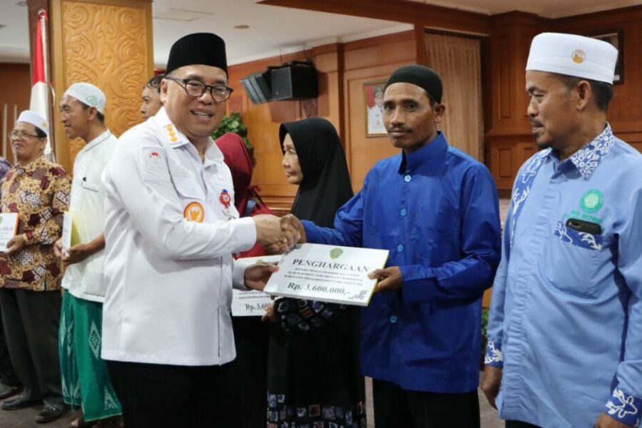 Pemkab PPU Salurkan Bantuan Beasiswa dan Berikan Insentif Guru Non Formal Rp 8,9 Miliar