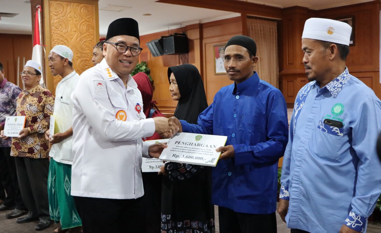 Pemkab PPU Salurkan Bantuan Beasiswa dan Berikan Insentif Guru Non Formal Rp 8,9 Miliar