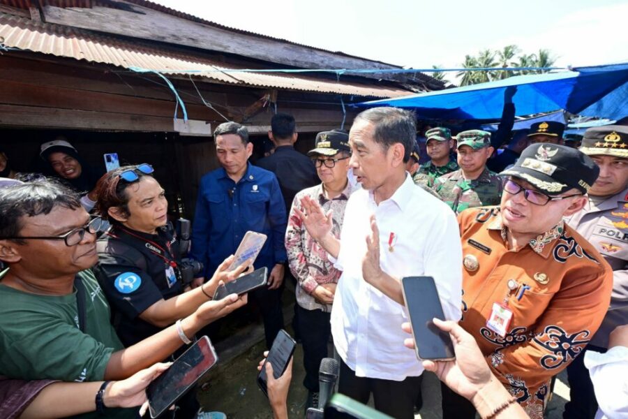 Kunjungi Pasar Waru, Presiden Jokowi Pastikan Harga Komoditi Pangan Stabil