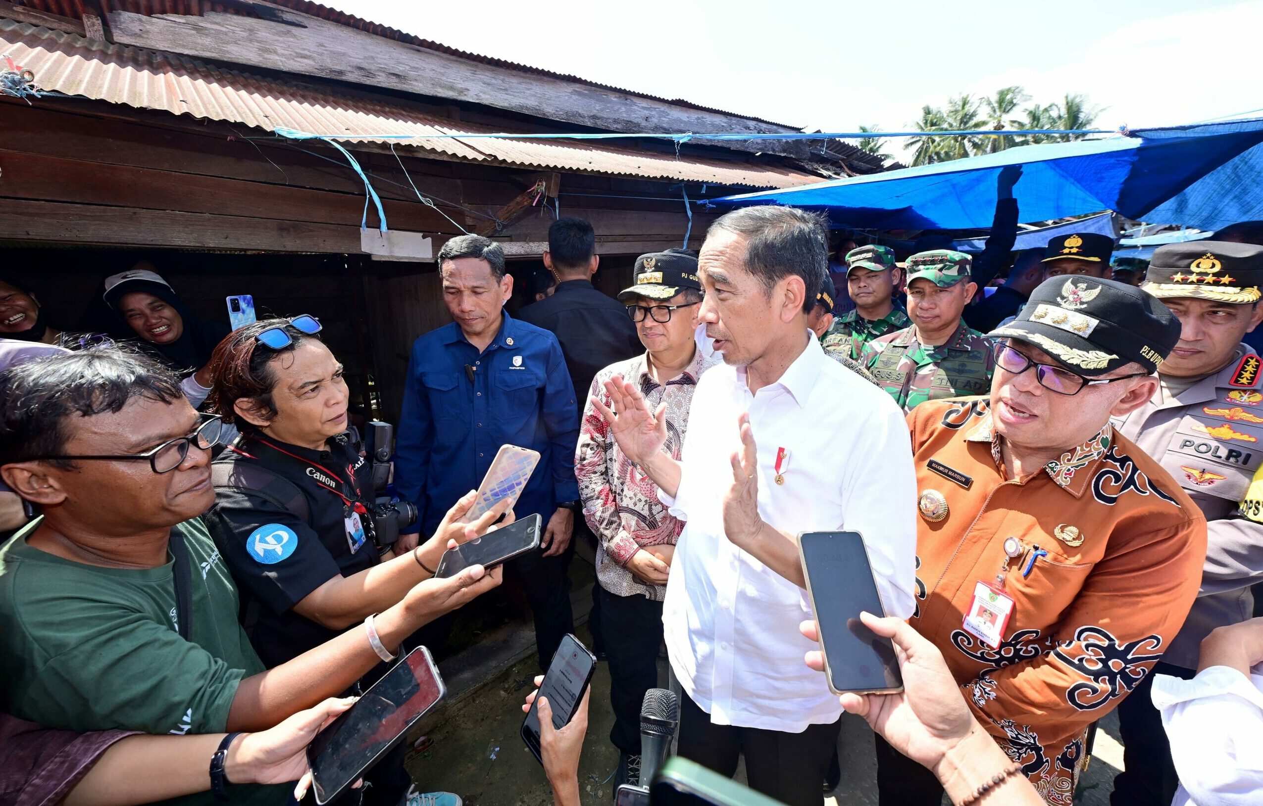 Kunjungi Pasar Waru, Presiden Jokowi Pastikan Harga Komoditi Pangan Stabil