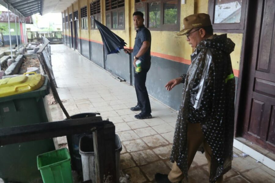 Temukan Sampah Berserakan, Makmur Marbun Prihatin Lihat Kondisi Sekolah di Babulu