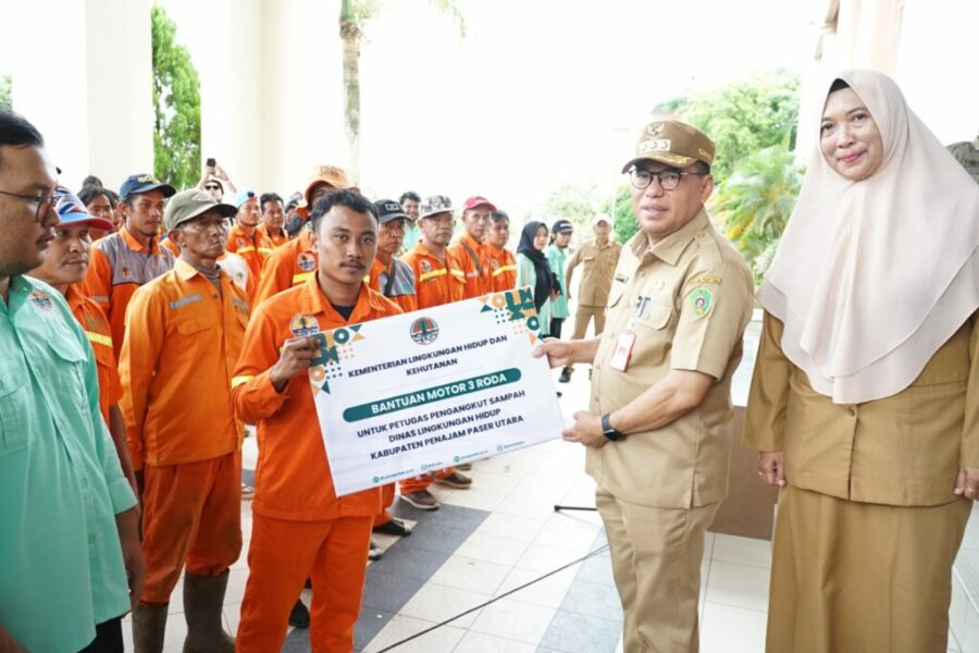 Terima Bantuan Kendaraan Pengangkut Sampah, Makmur Marbun Berkomitmen Optimalkan Kebersihan Lingkungan