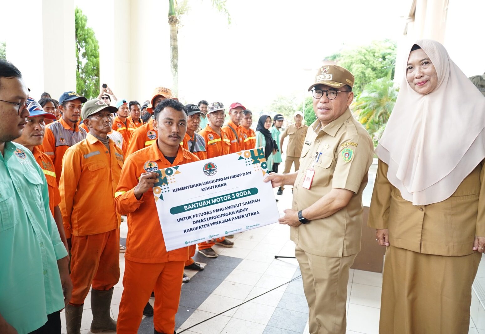 Terima Bantuan Kendaraan Pengangkut Sampah, Makmur Marbun Berkomitmen Optimalkan Kebersihan Lingkungan