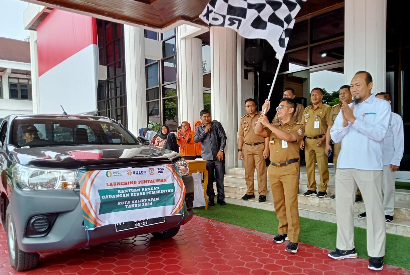 Bulog Divre Kaltimra Bersama Pemkot Menyalurkan Bantuan Beras Bagi Warga Kurang Mampu