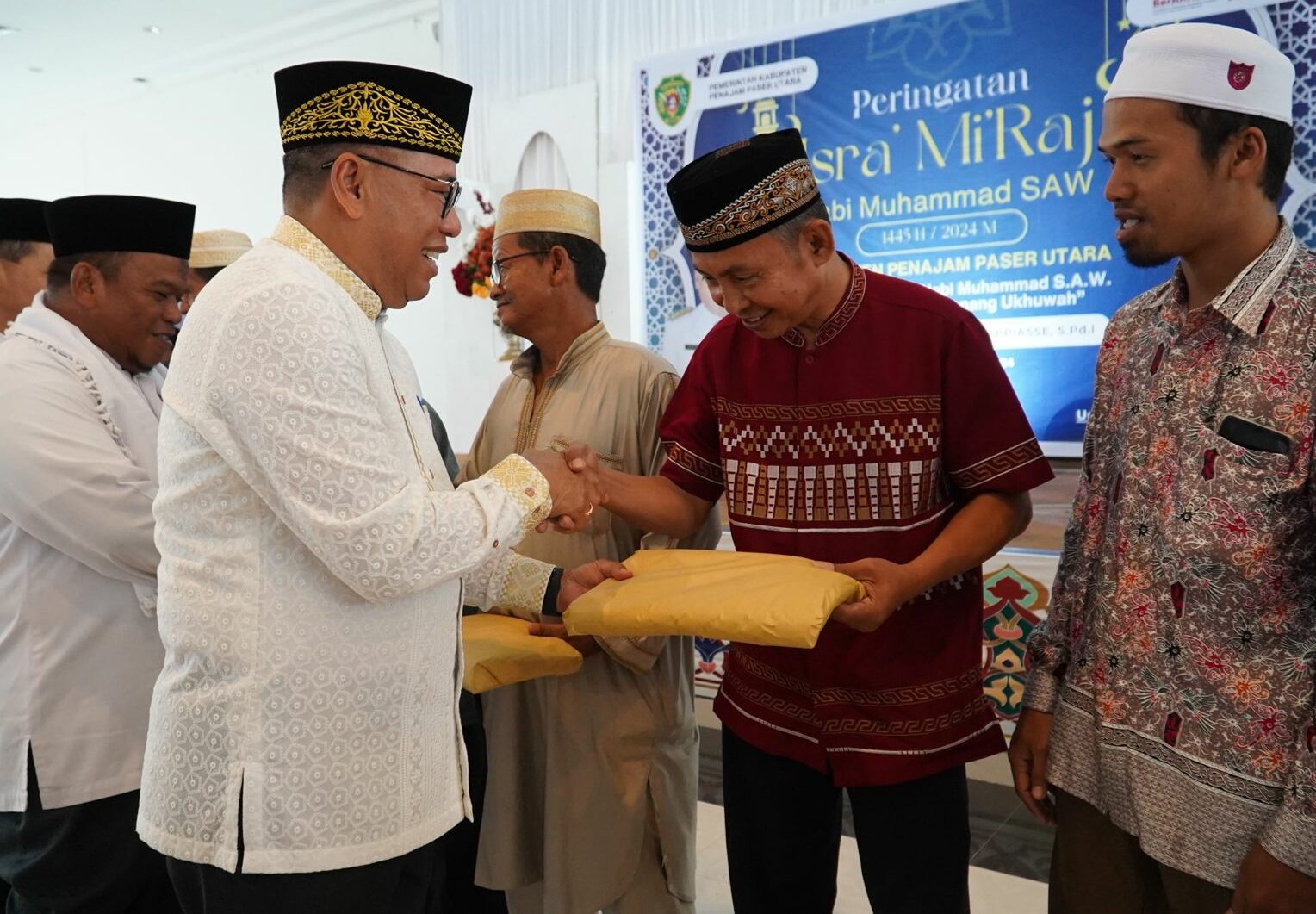 Hadiri Peringatan Isra’ Mi’raj, Makmur Marbun Beri Bingkisan ke Sejumlah Tokoh Agama