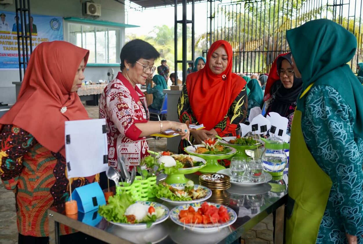 Tingkatkan Gizi, Linda Romauli Ajak Masyarakat Benuo Taka Budayakan Makan Ikan