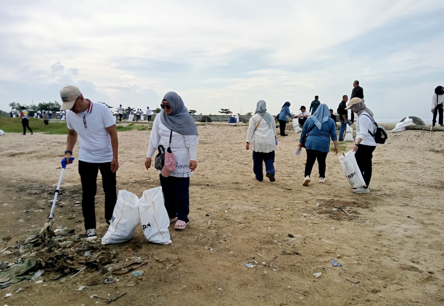 Hari Peduli Sampah 2024, DLH Balikpapan Bersama Aktivis Lingkungan Bersih–Bersih Pantai