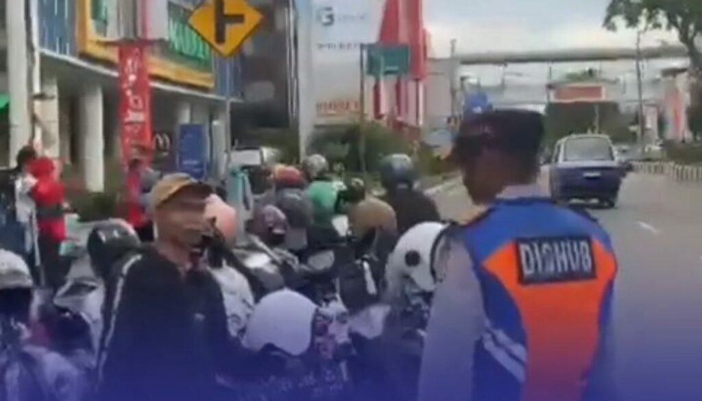 Pengawasan Terhadap Jukir Liar, Target Retribusi Parkir Mencapai Rp4 Miliar Pengawasan Terhadap Jukir Liar, Target Retribusi Parkir Mencapai Rp4 Miliar